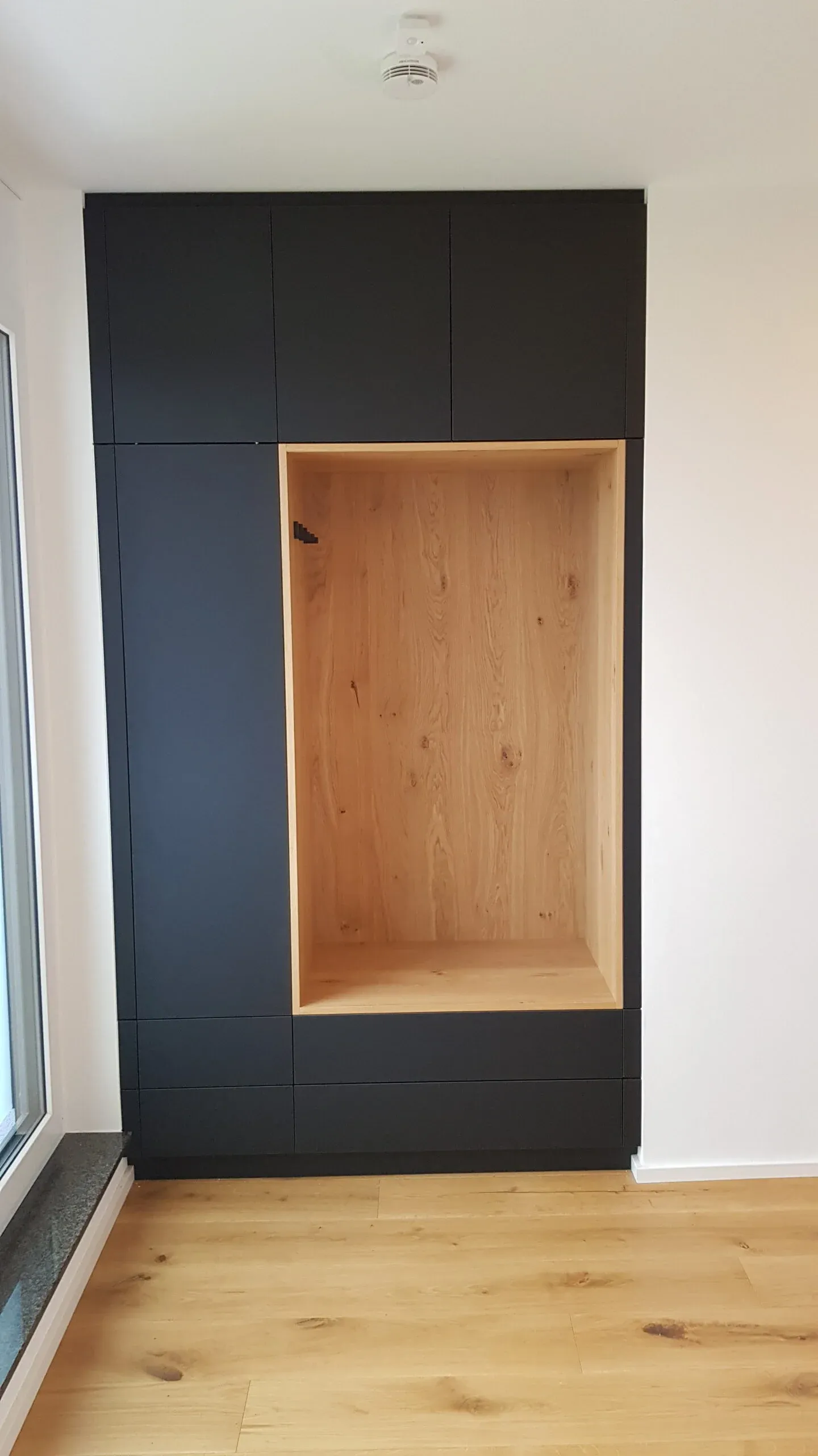 Schwarzer Einbauschrank mit offener Nische aus Eiche