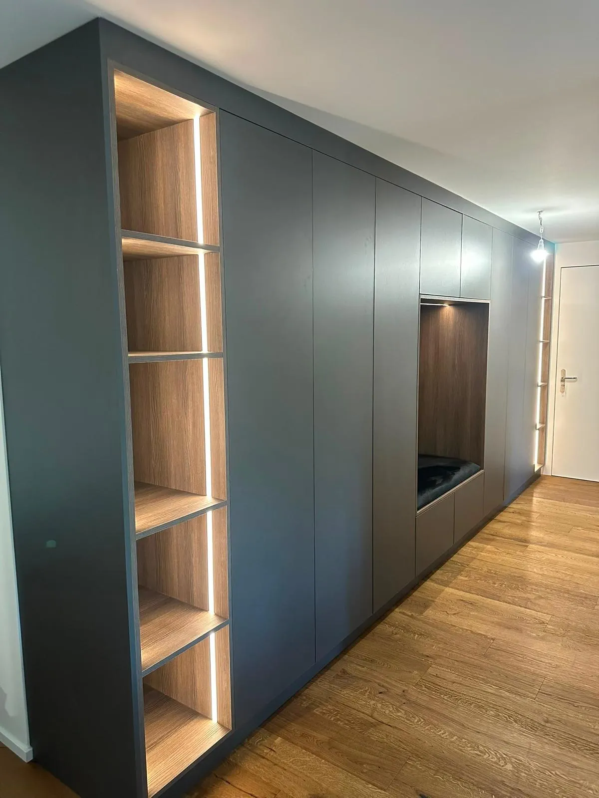 Garderobe in Anthrazit mit beleuchtetem Regal aus Eiche und Sitznische