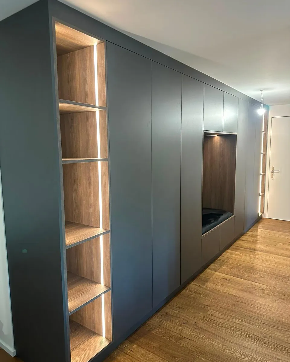 Garderobe in Anthrazit mit beleuchtetem Regal aus Eiche und Sitznische