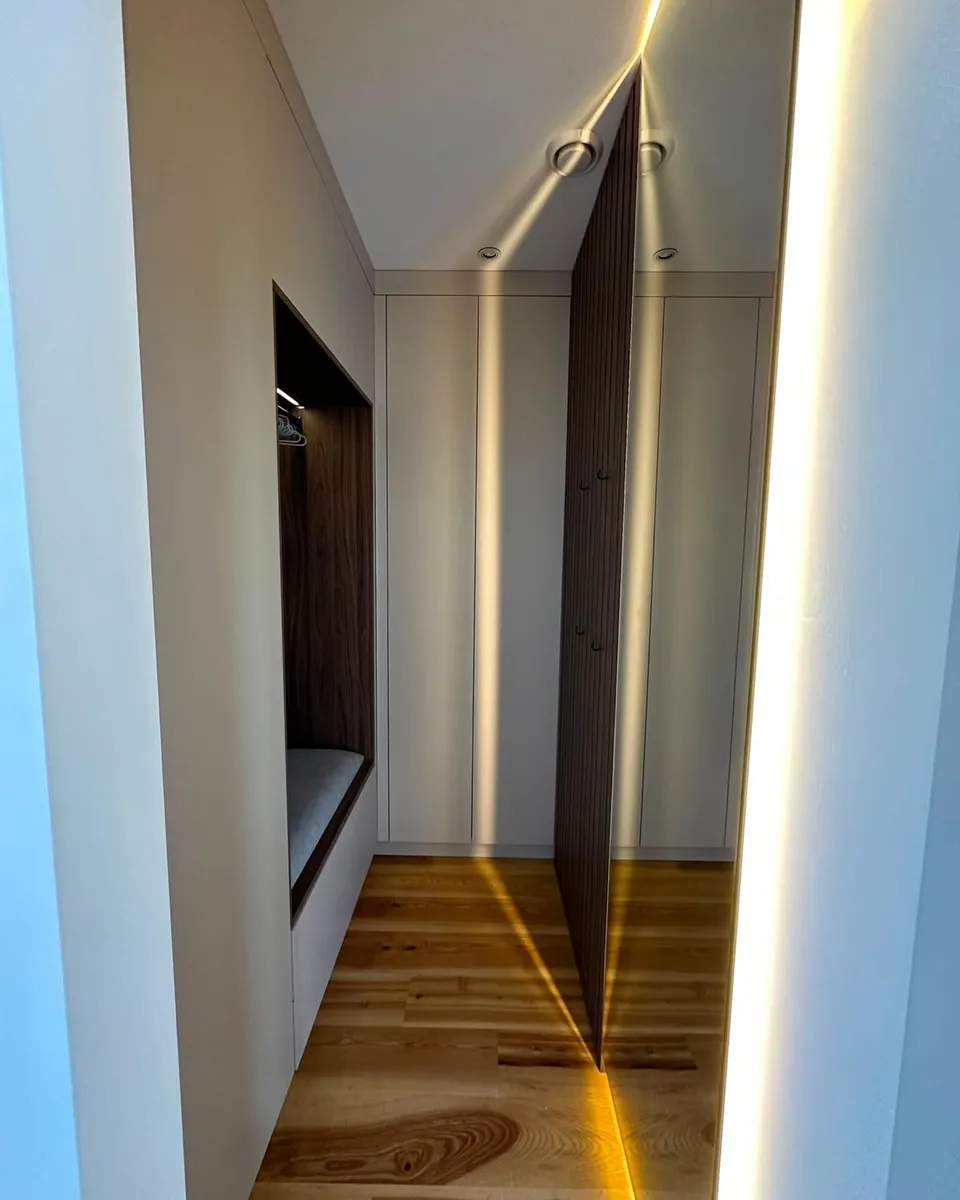 Garderobe mit Sitznische und senkrechtem Lichtstreifen