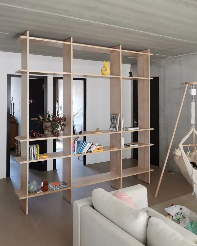 Raumteiler-Regal aus Holz im Wohnbereich