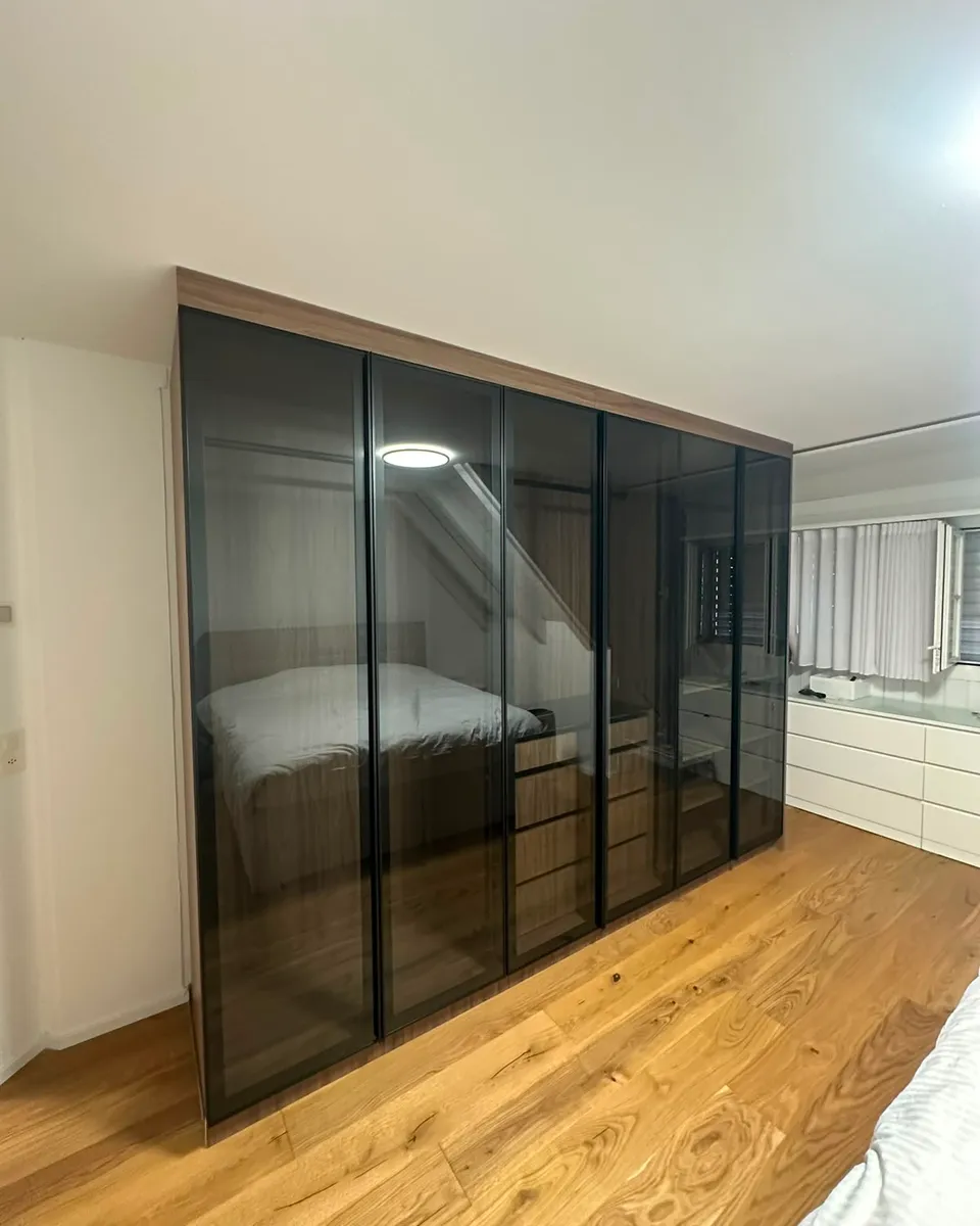 Schrankwand mit getönten Glasfronten im Schlafzimmer