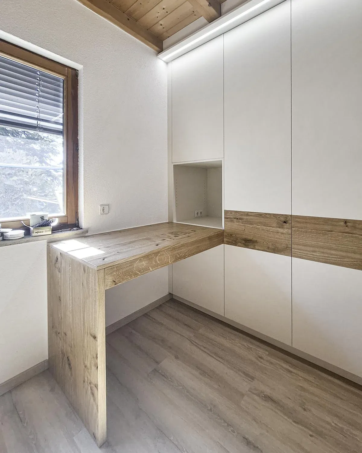 Weisser Einbauschrank mit eingebautem Schreibtisch aus Altholz