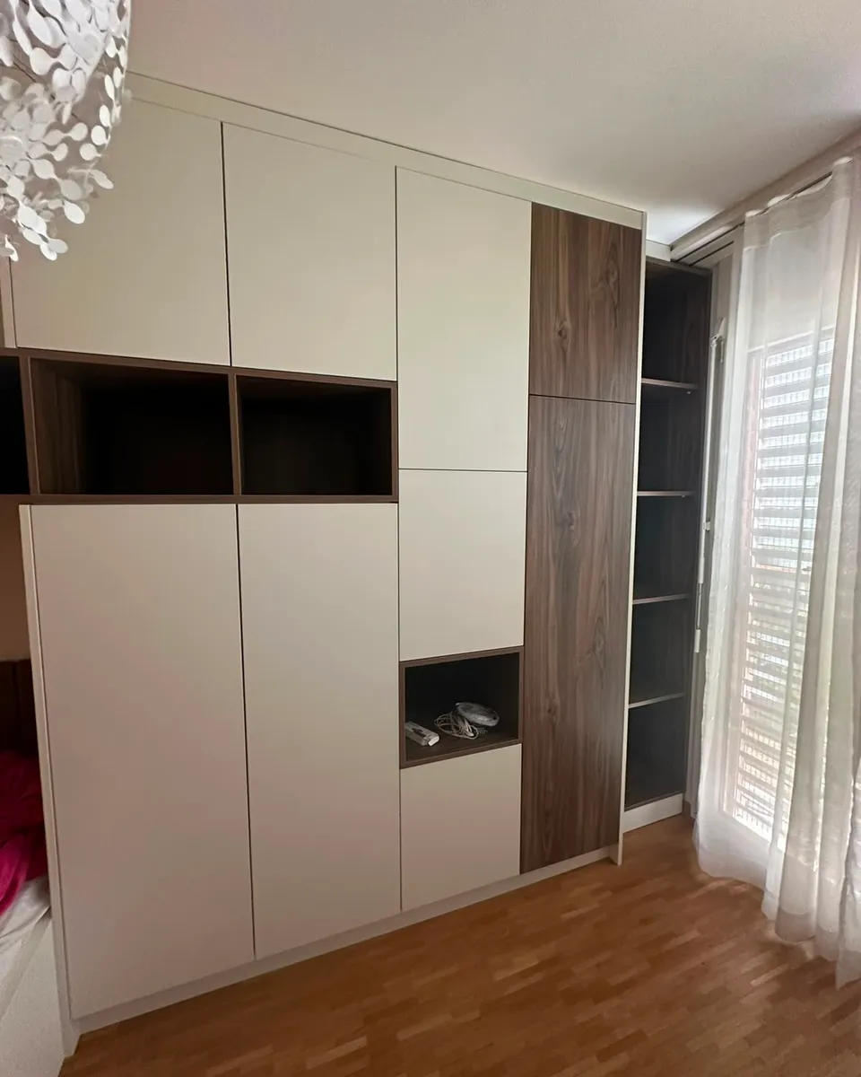 Weisse Schrankwand mit offenen Nischen in Nussbaum